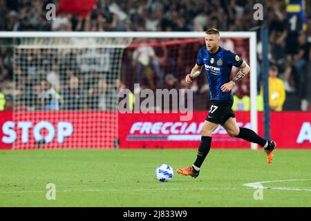 Il difensore slovacco di Milano Skriniar controlla la palla durante la finale della Coppa Italia tra Juventus e Inter allo Stadio Olimpico di Roma, centro Italia, il 11 maggio 2022. InterÕs Foto Stock