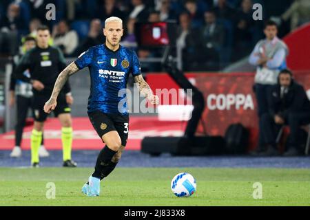 Il difensore italiano Federico Dimarco controlla la palla durante la finale della Coppa Italia tra Juventus e Inter allo Stadio Olimpico di Roma, centro Italia, il 11 maggio 2022. InterÕs Foto Stock