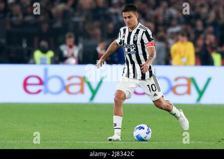 Il 11 maggio 2022 Paulo Dybala, il forward argentino della Juventus, controlla la palla durante la finale della Coppa Italia tra Juventus e Inter all'Olimpico Stadium di Roma, centro Italia. Foto Stock