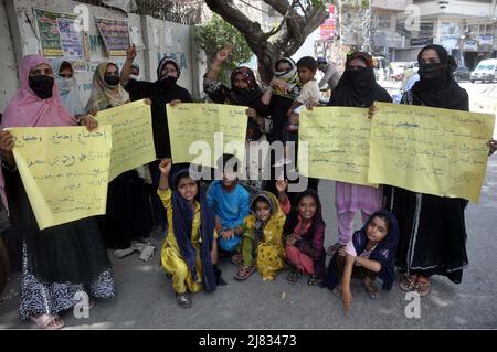 Hyderabad, Pakistan, 12 maggio 2022. I residenti dell'area del sito hanno una manifestazione di protesta contro l'alta impotenza della polizia Husri, presso il press club di Hyderabad giovedì 12 maggio 2022. Foto Stock