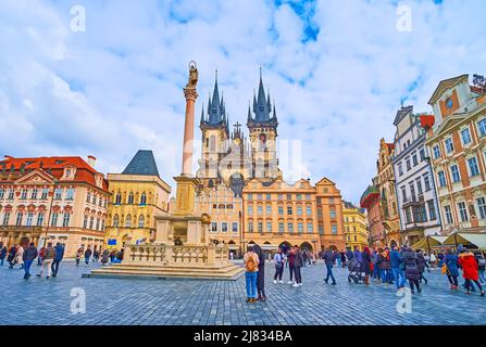 PRAGA, REPUBBLICA CECA - 5 MARZO 2022: La colonna mariana e gli alti campanili di nostra Signora prima della Chiesa di Tyn dietro le case della Piazza della Città Vecchia, ON Foto Stock