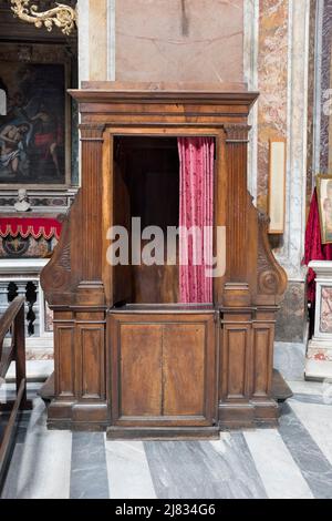 Stand confessionale nella chiesa di San Giacomo ad Augusta Roma Italia Foto Stock