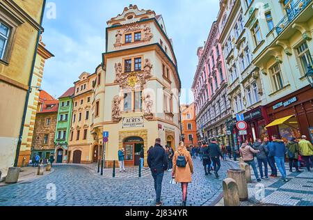 PRAGA, REPUBBLICA CECA - 5 MARZO 2022: La facciata della storica Casa riccamente decorata al pozzo d'Oro (Dum u Zlate Studne) con sculture murali e. Foto Stock