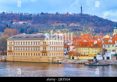 La vista della collina di Petrin, la torre di osservazione di Petrin, i tetti rossi delle case del distretto di Mala Strana e il fiume Moldava dal Ponte Carlo, Praga, Repubblica Ceca Foto Stock