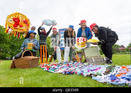 Birmingham, Regno Unito. 12th maggio 2022. La compagnia teatrale di Birmingham Women & Theatre ha provato una performance che celebra il Cricket delle Donne che fa parte dei Giochi del Commonwealth per la prima volta. Lo spettacolo fa parte del Birmingham 2022 Festival ed esplora i temi della vita e delle aspirazioni delle donne e delle ragazze, sia in campo che fuori. Credit: Peter Lopeman/Alamy Live News Foto Stock