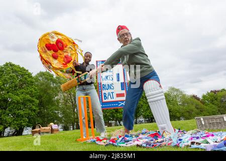 Birmingham, Regno Unito. 12th maggio 2022. 'Battitore' Peta Goodman e 'suna' Benita Unurerwa della compagnia teatrale Women & Theatre di Birmingham hanno riprovato una performance che celebra il Cricket delle Donne che fa parte dei Giochi del Commonwealth per la prima volta. Lo spettacolo fa parte del Birmingham 2022 Festival ed esplora i temi della vita e delle aspirazioni delle donne e delle ragazze, sia in campo che fuori. Credit: Peter Lopeman/Alamy Live News Foto Stock