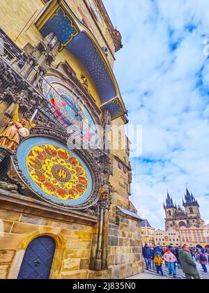 PRAGA, REPUBBLICA CECA - 5 MARZO 2022: Il famoso Orologio Astronomico di Praga nella Piazza della Città Vecchia con le guglie della Chiesa di Tynsky sullo sfondo, su ma Foto Stock