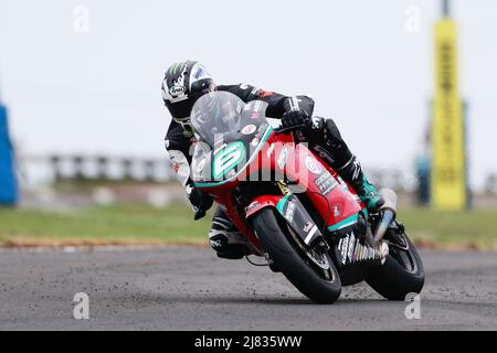 Portrush, Antrim, Irlanda del Nord. 12th maggio 2022. FonaCAB Nicholl Olies Northwest 200 qualifica; Michael Dunlop (McAdoo Racing Kawasaki) nella SuperTwin sessione di qualificazione credito: Action Plus Sport/Alamy Live News Foto Stock