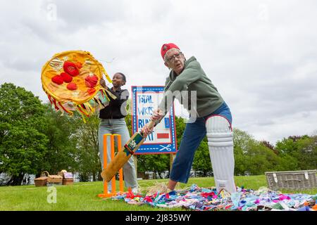 Birmingham, Regno Unito. 12th maggio 2022. 'Battitore' Peta Goodman e 'suna' Benita Unurerwa della compagnia teatrale Women & Theatre di Birmingham hanno riprovato una performance che celebra il Cricket delle Donne che fa parte dei Giochi del Commonwealth per la prima volta. Lo spettacolo fa parte del Birmingham 2022 Festival ed esplora i temi della vita e delle aspirazioni delle donne e delle ragazze, sia in campo che fuori. Credit: Peter Lopeman/Alamy Live News Foto Stock