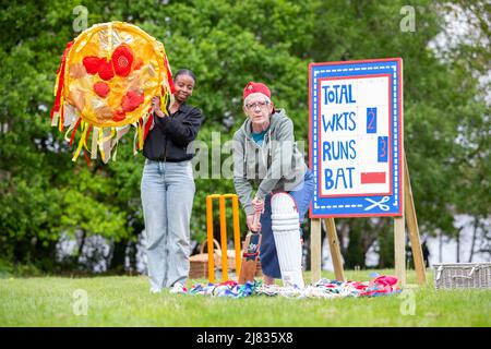 Birmingham, Regno Unito. 12th maggio 2022. 'Battitore' Peta Goodman e 'suna' Benita Unurerwa della compagnia teatrale Women & Theatre di Birmingham hanno riprovato una performance che celebra il Cricket delle Donne che fa parte dei Giochi del Commonwealth per la prima volta. Lo spettacolo fa parte del Birmingham 2022 Festival ed esplora i temi della vita e delle aspirazioni delle donne e delle ragazze, sia in campo che fuori. Credit: Peter Lopeman/Alamy Live News Foto Stock