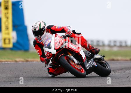 Portrush, Antrim, Irlanda del Nord. 12th maggio 2022. FonaCAB Nicholl Olies Northwest 200 qualifica; Peter Hickman (PHR Performance Norton) nella SuperTwin sessione di qualificazione credito: Action Plus Sport/Alamy Live News Foto Stock