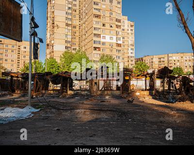 Kharkiv, Kharkov, Ucraina - 05.07.2022: Bruciato distrutto lavaggio auto stazione di gas costruzione di metallo sulla città di strada dopo bombardamento casa civile Foto Stock