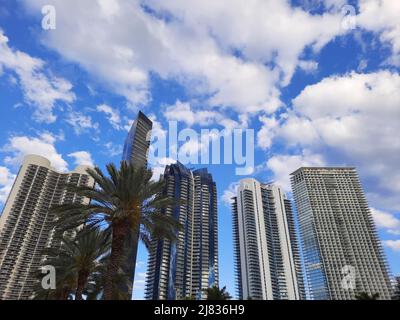 Edifici alti, moderna architettura urbana su cielo nuvoloso in Sunny Isles, USA Foto Stock