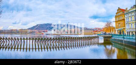 Panorama del fiume Moldava, rompighiaccio in legno, collina Petrin e Museo Bedrich Smetana dall'argine Smetana, Praga, Repubblica Ceca Foto Stock