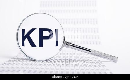 Indicatori chiave delle prestazioni. Lente di ingrandimento con lettere KPI e documenti con statistiche. Analisi e misurazione dell'efficacia aziendale e dei progressi nel raggiungimento degli obiettivi. Pianificazione strategica. Foto Foto Stock