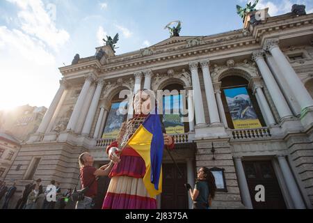 Lviv, Ucraina - 11 maggio 2022: Little Amal, un burattino gigante che rappresenta una ragazza siriana rifugiata, a Lviv, Ucraina Foto Stock