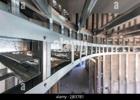 gli interni si costruiscono nella lobby di un country club utilizzando strutture in acciaio galvanizzato per curvare il soffitto per cartongesso. Foto Stock