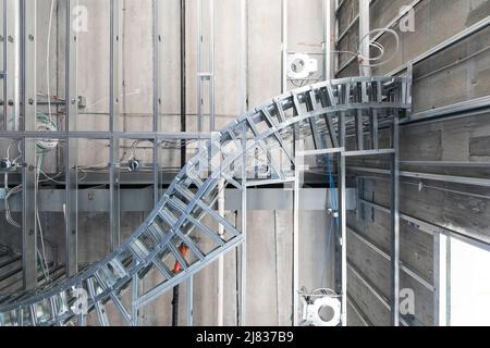 gli interni si costruiscono nella lobby di un country club utilizzando strutture in acciaio galvanizzato per curvare il soffitto per cartongesso. Foto Stock