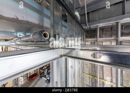 Vista dello spazio strutturale sopra il soffitto a discesa in un edificio commerciale Foto Stock