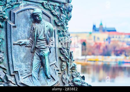 Storica lampada scolpita sul Ponte Legione con vista sulla Cattedrale di San Vito sullo sfondo, Praga, Repubblica Ceca Foto Stock