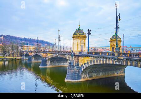 Il ponte di Legione in pietra intagliata attraverso il fiume Moldava, Praga, Repubblica Ceca Foto Stock