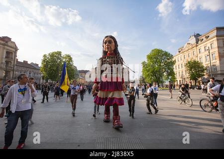 Lviv, Ucraina - 11 maggio 2022: Little Amal, un burattino gigante che rappresenta una ragazza siriana rifugiata, a Lviv, Ucraina Foto Stock