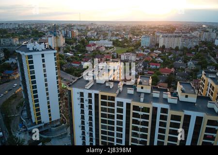 Alto edificio residenziale di appartamenti nell'area residenziale della citta'. Sviluppo immobiliare Foto Stock
