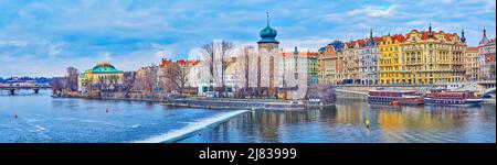 Panorama del quartiere di nove Mesto con il fiume Moldava, la Torre dell'acqua di Sitkov, il Palazzo Zofin sull'Isola Slavonica e gli edifici scenografici di Masaryk Embankment Foto Stock