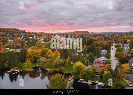 Bella città circondata da colline boscose al picco dei colori autunnali al crepuscolo. Huntsville, ONTARIO, Canada. Foto Stock