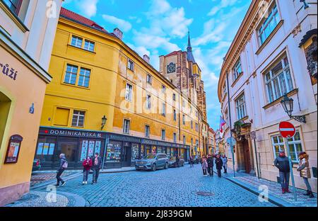 PRAGA, REPUBBLICA CECA - 5 MARZO 2022: Architettura di via Husova con torre di orologio della chiesa di San Giles sopra le case, quartiere di stare Mesto, su ma Foto Stock