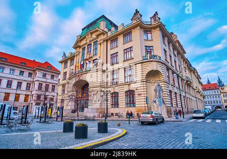PRAGA, REPUBBLICA CECA - 5 MARZO 2022: Esterno del nuovo municipio, decorato con stampaggio, sculture murali e le statue di Rabbi Loew e Iron Kni Foto Stock