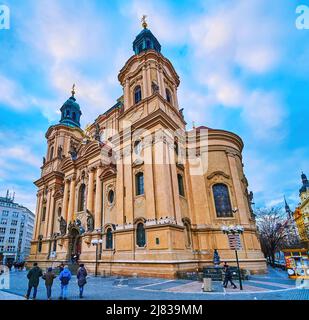 PRAGA, REPUBBLICA CECA - 5 MARZO 2022: La facciata della Chiesa di San Nicola nella Piazza della Città Vecchia, il 5 marzo a Praga Foto Stock