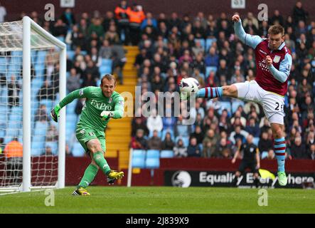 13 Aprile 2013 - Calcio - Barclays Premiership Football - Aston Villa Vs. Fulham - Mark Schwarzer (GK) di Fulham si cancella come Andreas Weimann di Aston Villa cerca di bloccare. - Foto: Paul Roberts / Pathos. Foto Stock