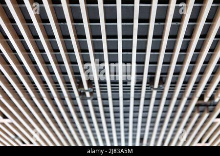 pannelli in legno fonoassorbente installati per decorazione visiva e riduzione del rumore in un edificio commerciale di nuova costruzione Foto Stock