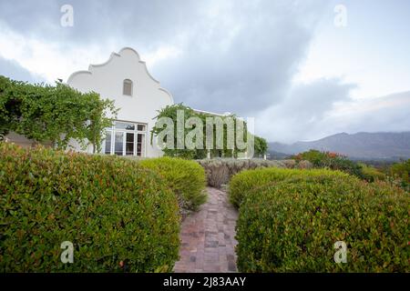 Percorso profondo attraverso cespugli a la cotte Villa, Franschhoek Foto Stock