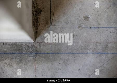 Cornice che corre da un pilastro o parete d'angolo. Struttura per l'installazione su pareti di scorrimento Foto Stock