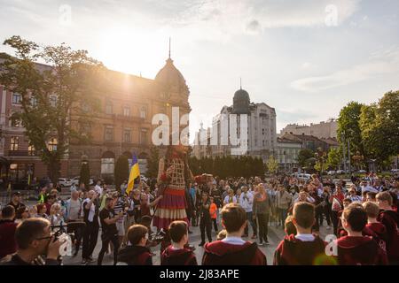 Lviv, Ucraina - 11 maggio 2022: Little Amal, un burattino gigante che rappresenta una ragazza siriana rifugiata, a Lviv, Ucraina Foto Stock