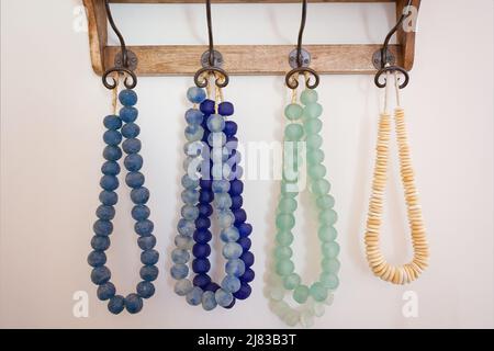 Hanging Beauty: Una collezione di perline di vetro Foto Stock