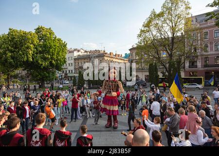 Lviv, Ucraina - 11 maggio 2022: Little Amal, un burattino gigante che rappresenta una ragazza siriana rifugiata, a Lviv, Ucraina Foto Stock