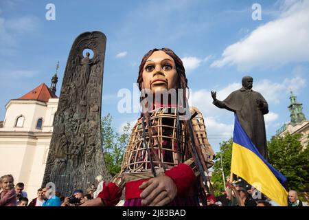 Lviv, Ucraina - 11 maggio 2022: Little Amal, un burattino gigante che rappresenta una ragazza siriana rifugiata, a Lviv, Ucraina Foto Stock