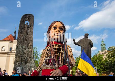 Lviv, Ucraina - 11 maggio 2022: Little Amal, un burattino gigante che rappresenta una ragazza siriana rifugiata, a Lviv, Ucraina Foto Stock