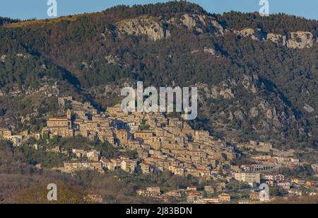 Panorama di Pesche, borgo in provincia di Isernia, in Molise, arroccato sulle ripide pendici del Monte San Marco Foto Stock
