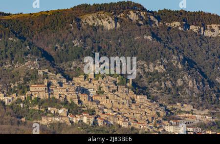 Panorama di Pesche, borgo in provincia di Isernia, in Molise, arroccato sulle ripide pendici del Monte San Marco Foto Stock