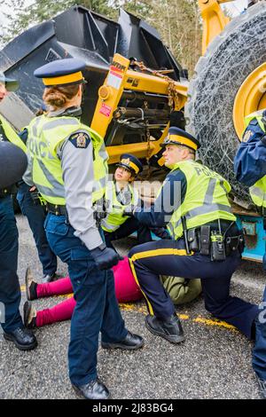 Protesta contro la pipeline arrestata forzatamente dalla RCMP all'ingresso del terminal della pipeline di Kinder Morgan Trans Mountain, Burnaby, British Columbia, Canada Foto Stock