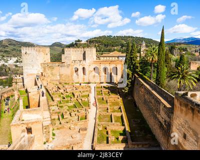 Vista dalla Torre de la vela, guardando verso est attraverso l'interno dell'Alcazaba. La Torre del Homenaje si trova sulla sinistra, sul retro, e la Torre Quebrada si trova sulla destra - complesso Alhambra - Granada, Spagna Foto Stock