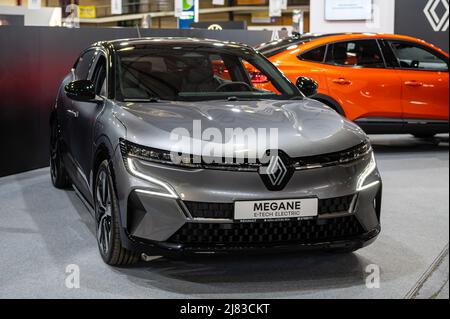 Riga, Lettonia, 29 aprile 2022: Nuova prima Renault Megane e-Tech completamente elettrica ad una fiera automobilistica, modello 2022, vista frontale Foto Stock