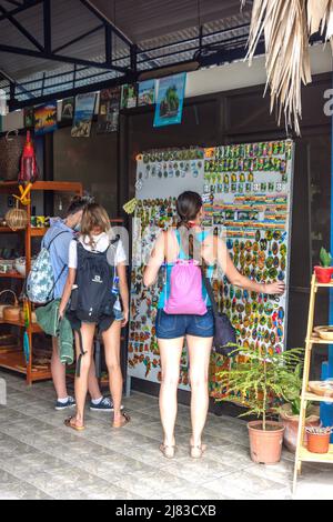 Giovani donne che acquistano souvenir, C 215, Puerto Viejo de Talamanca, Provincia di Limón, Repubblica di Costa Rica Foto Stock