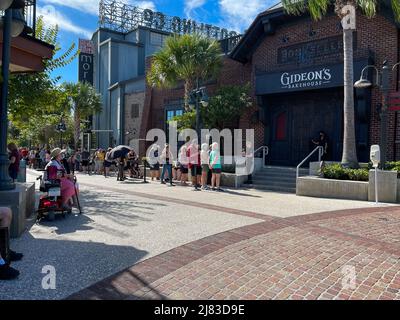 Orlando, FL USA - 20 ottobre 2021: Persone in attesa di una lunga fila per ottenere i biscotti Gedeons Bakehouse a Orlando, Florida. Foto Stock