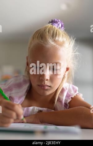 La scolaretta è un disegno a matita su un album in cantiere Foto stock -  Alamy