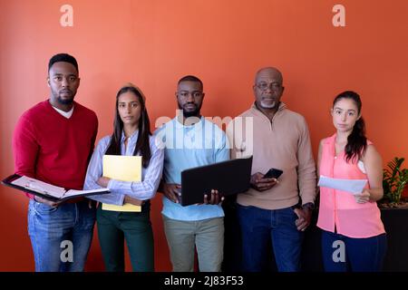 Ritratto di fiduciosi consiglieri multirazziali maschili e femminili sul posto di lavoro Foto Stock